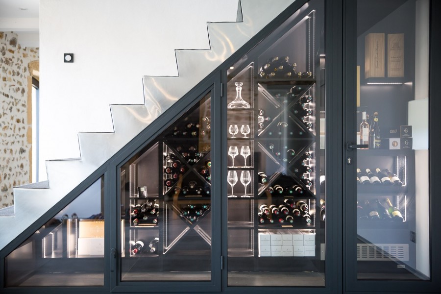 Comment aménager une cave à vin sous votre escalier