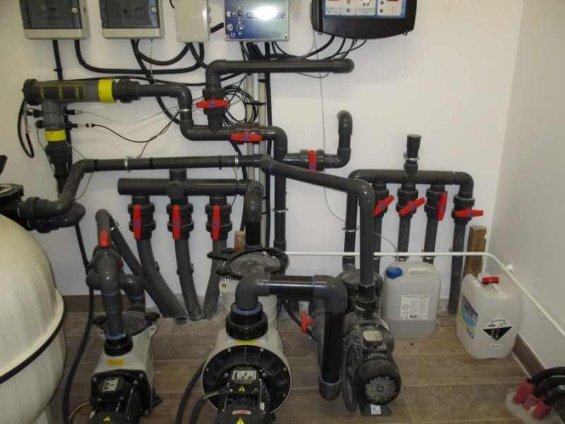 Comment installer un électrolyseur au sel de piscine