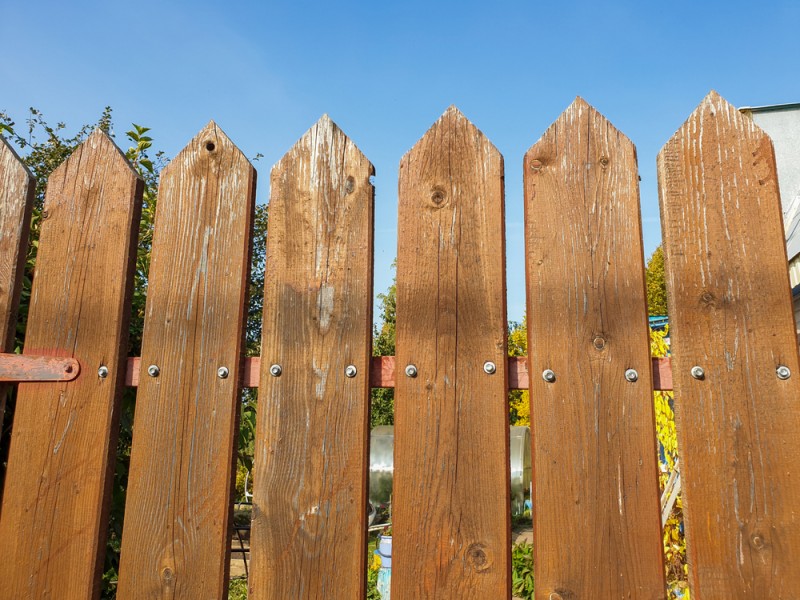 Créez une palissade en bois verticale pour agrémenter vos extérieurs !