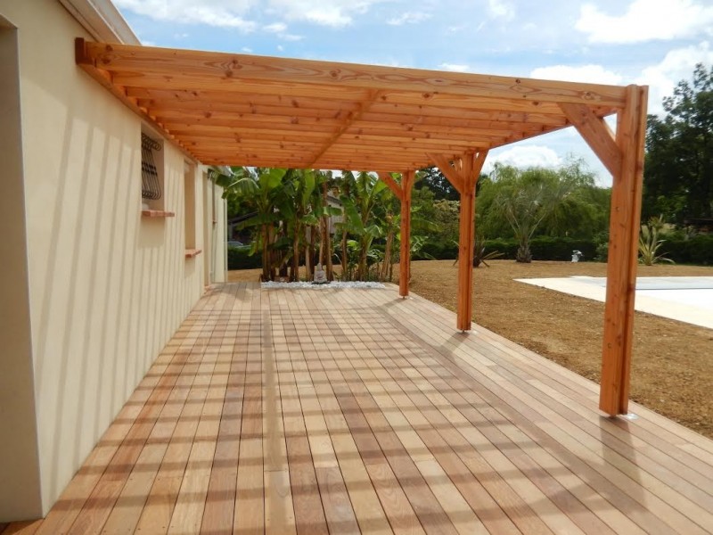 Créez un espace extérieur élégant avec une pergola en bois adossée